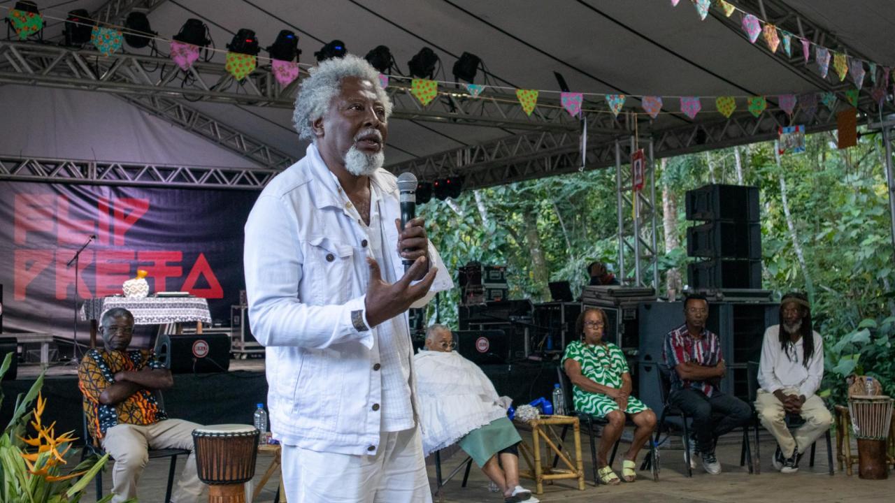 FLIP PRETA VAI ALÉM DA LITERATURA